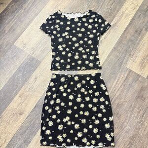 Women’s dress 2 Pc blouse/ Mini Skirt Daisy flowers graphic lettuces edges. L